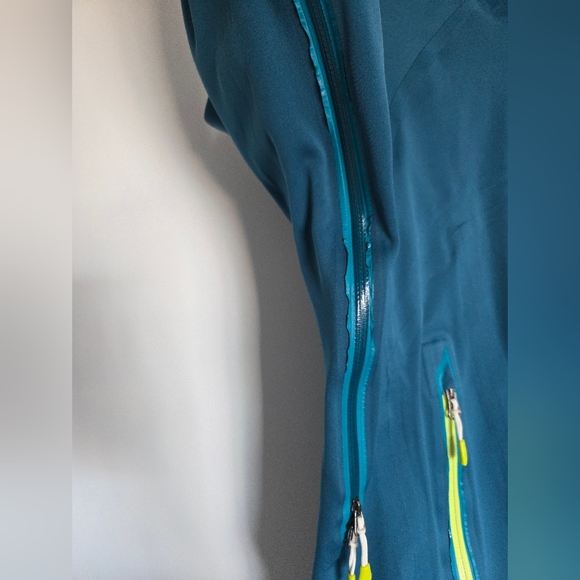 Mountain Hardware Softshell Jacket - Picture 3 of 6